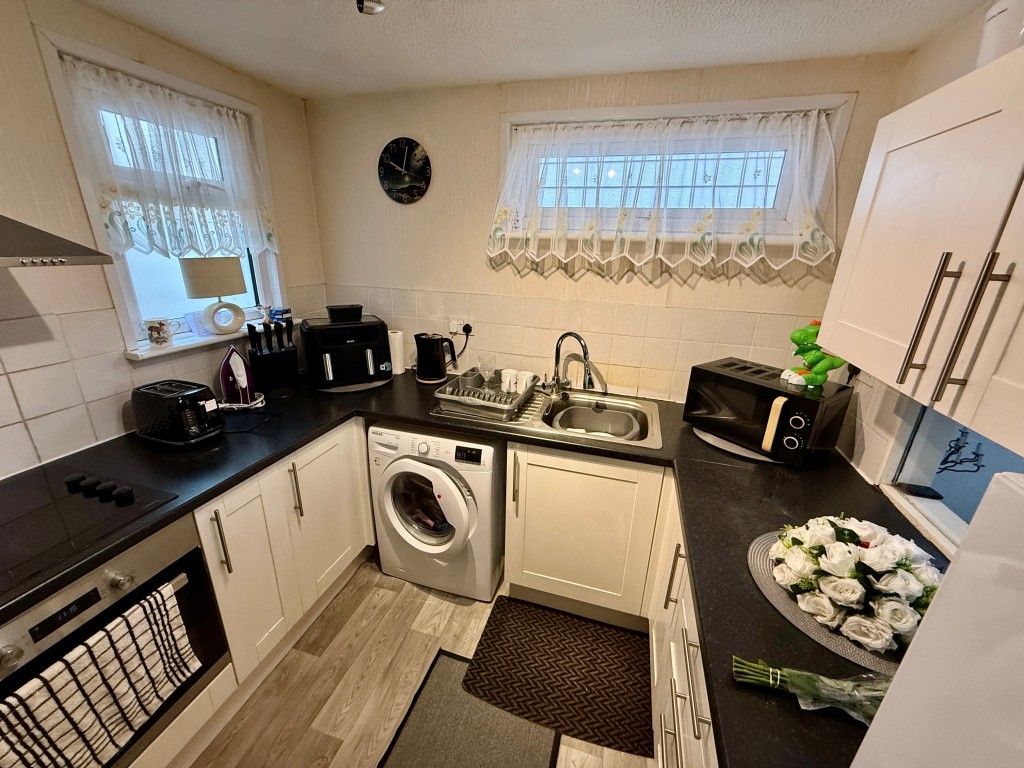 Lot: 74 - MIXED USE INVESTMENT IN TOWN CENTRE - FIVE FLATS AND COMMERCIAL UNIT - 44B East Street - Kitchen